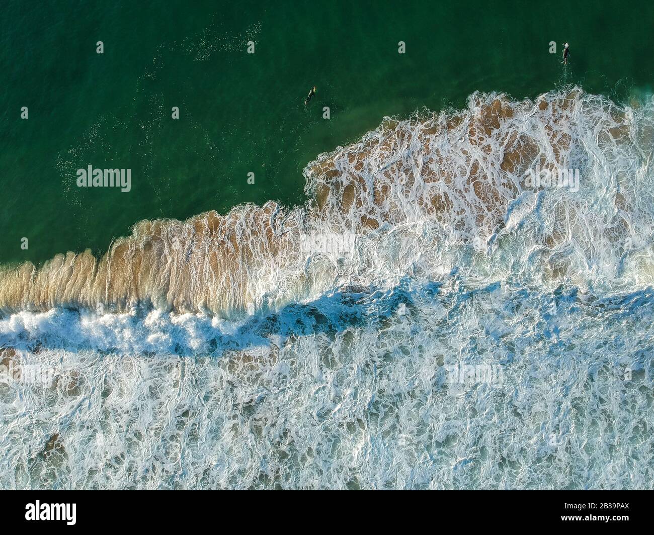 Luftaufnahme von einer großen Welle, die in einem Strand zusammenbricht. Drohnenansicht Stockfoto