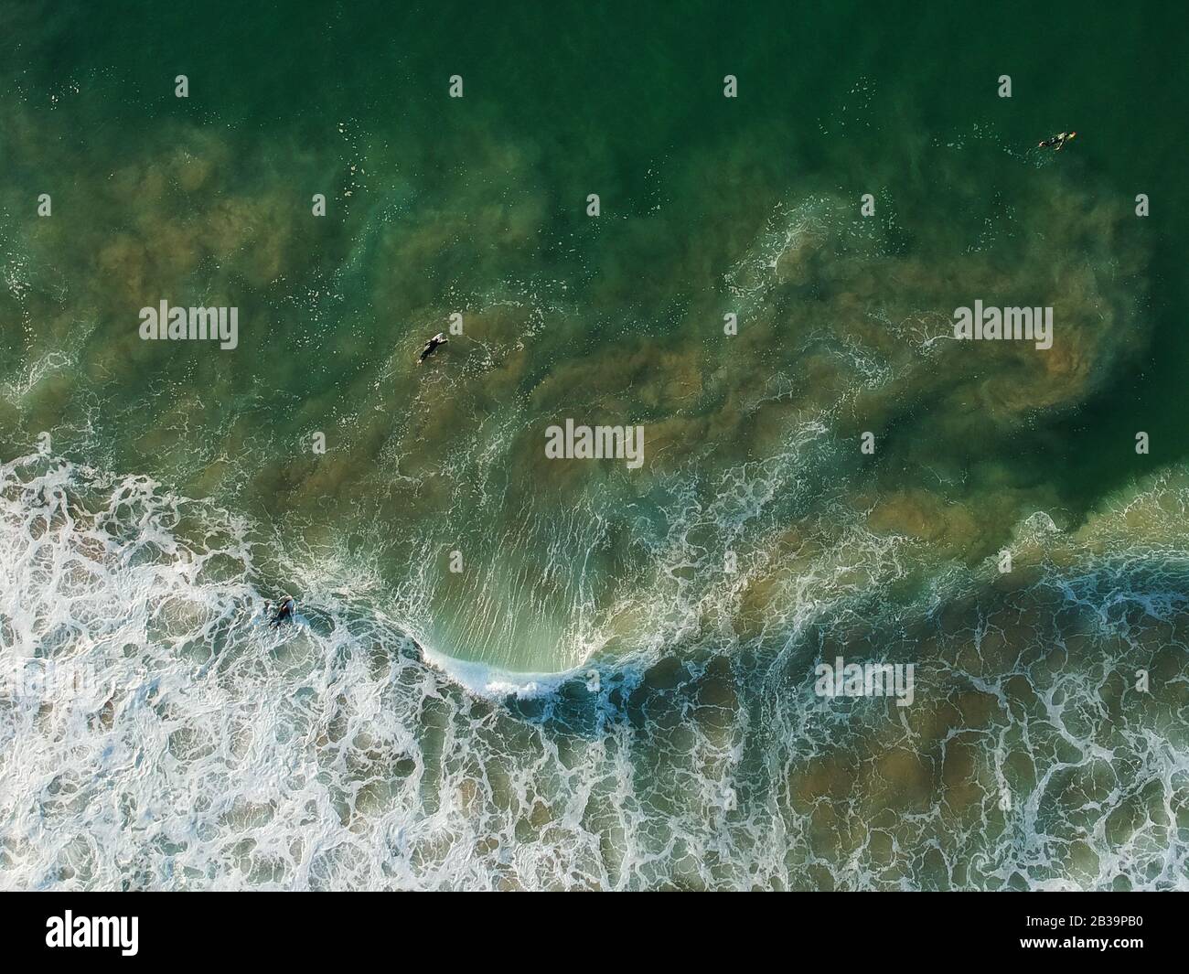 Luftaufnahme von einer großen Welle, die in einem Strand zusammenbricht. Drohnenansicht Stockfoto