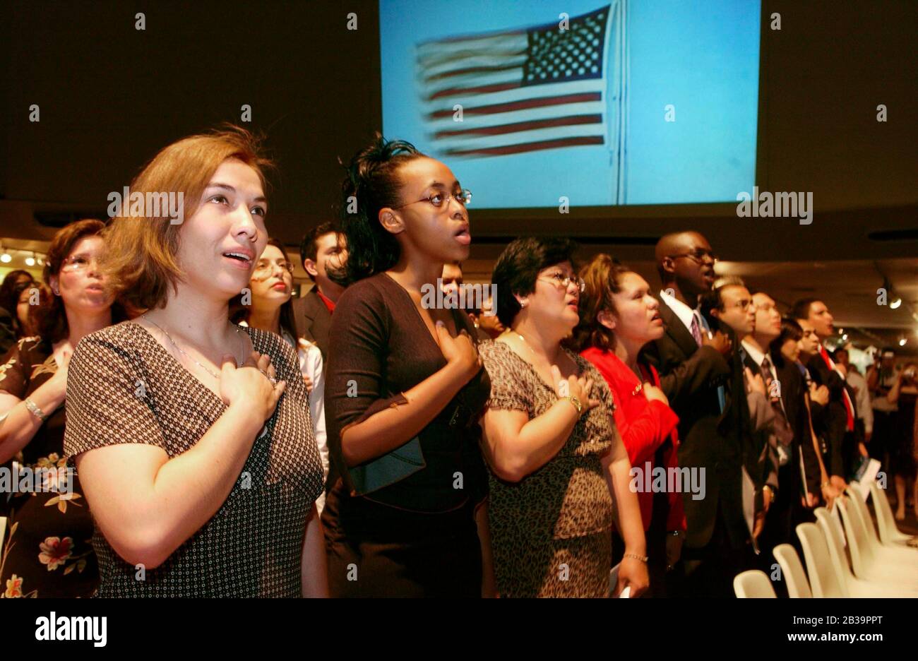 San Antonio, Texas USA, 8. April 2004:: Neue US-Bürger rezitieren das Versprechen der Treue während einer Einbürgerungszeremonie am Institut für Texanische Kulturen in San Antonio. ©Bob Daemmrich Stockfoto