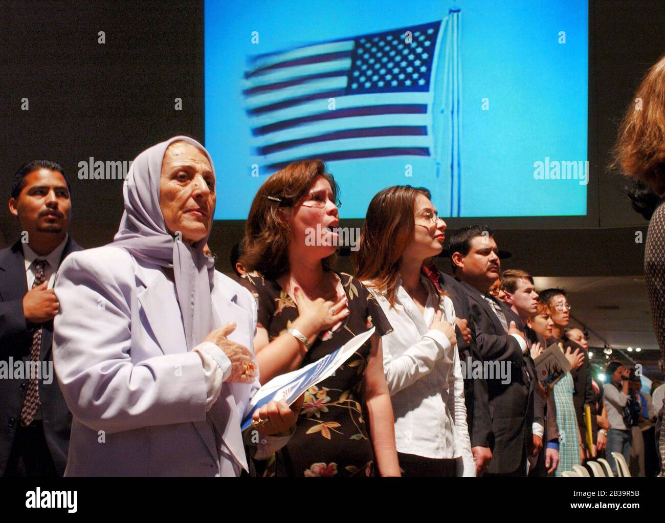 San Antonio, Texas USA, 8. April 2004:: Neue US-Bürger rezitieren das Versprechen der Treue während einer Einbürgerungszeremonie am Institut für Texanische Kulturen in San Antonio. ©Bob Daemmrich Stockfoto