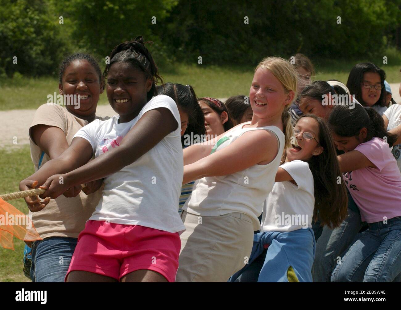 Austin Texas USA, um 2004: Mädchen der sechsten Klasse treten beim jährlichen Track and Field Day an der Walnut Creek Elementary School in einem Tauziehen gegeneinander an. ©Bob Daemmrich Stockfoto