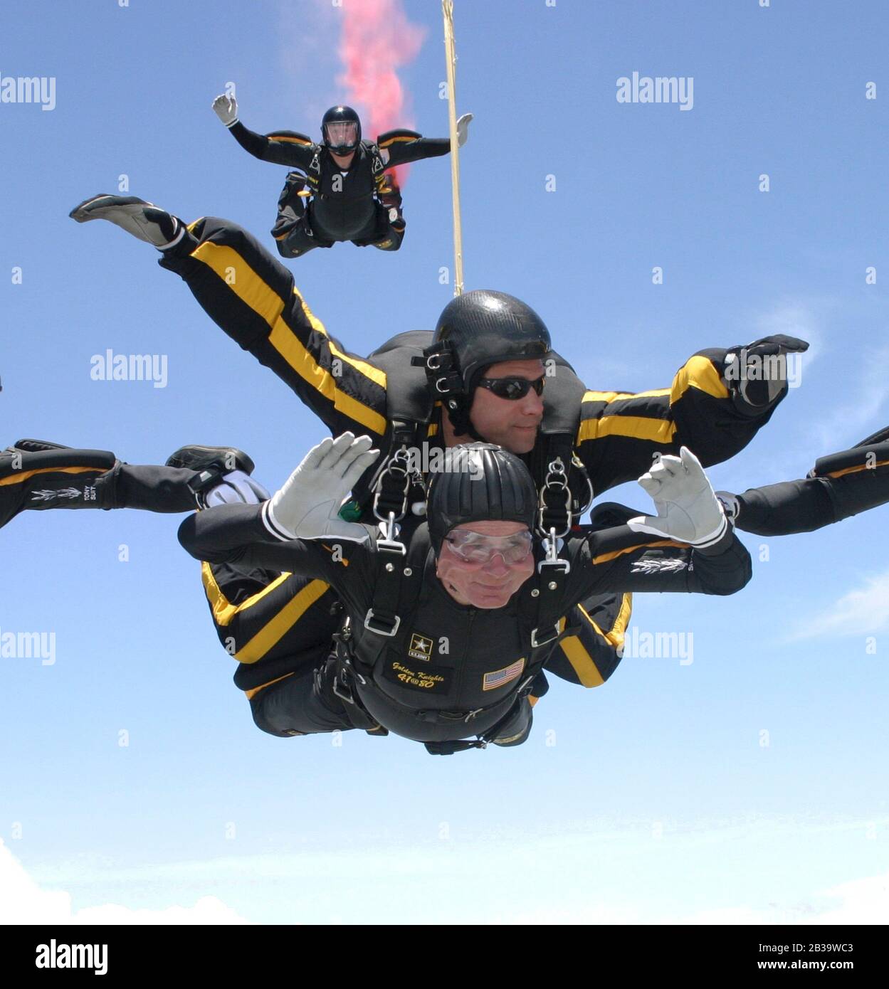 College Station Texas USA, 13. Juni 2004: Ehemaliger US-Präsident George H.W. Bush (unterer Springer) feiert seinen 80. Geburtstag mit einem Tandem-Fallschirmsprung über die Texas A&M University mit dem Fallschirmspringen-Team der U.S. Army Golden Knights. ©Pool /HO/Golden Knights/Texas A&M/Bob Daemmrich Stockfoto