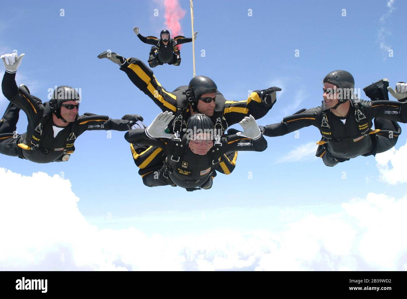 College Station Texas USA, 13. Juni 2004: Ehemaliger US-Präsident George H.W. Bush (unterer Springer) feiert seinen 80. Geburtstag mit einem Tandem-Fallschirmsprung über die Texas A&M University mit dem Fallschirmspringen-Team der U.S. Army Golden Knights. ©Pool /HO/Golden Knights/Texas A&M/Bob Daemmrich Stockfoto