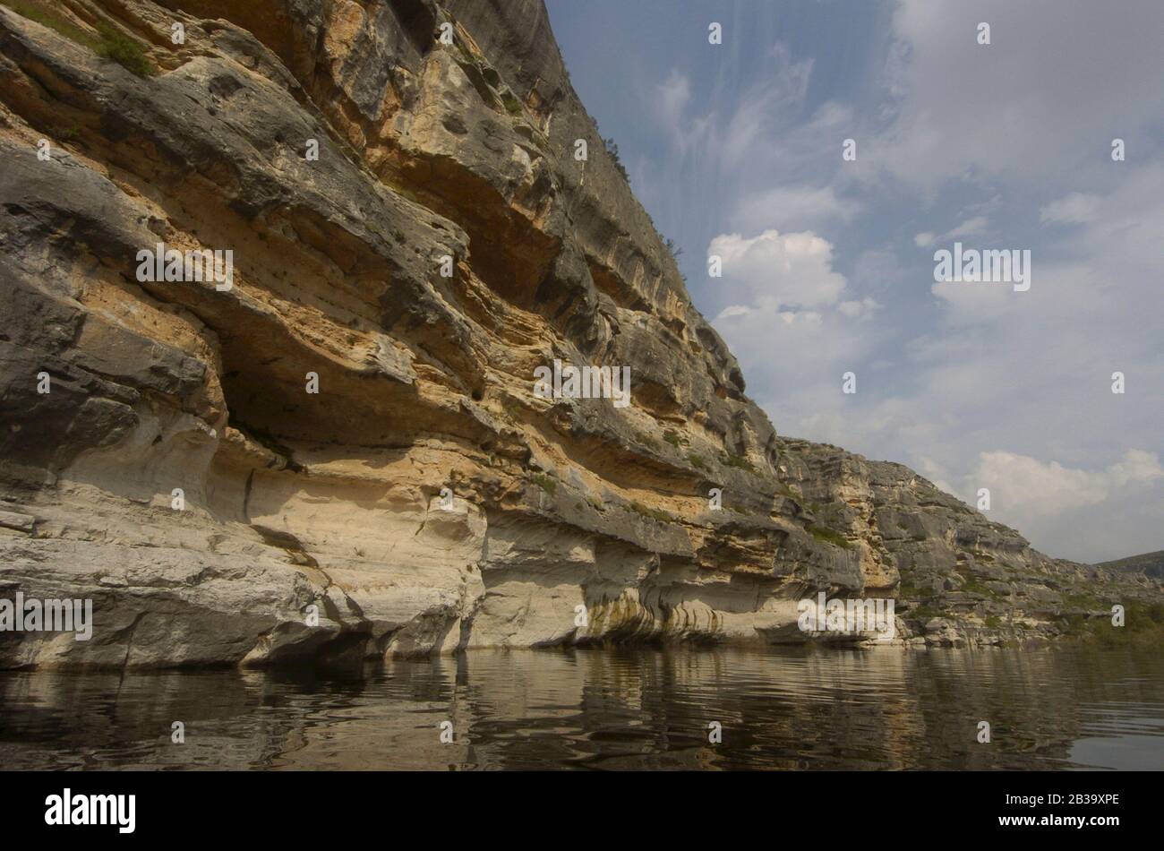 24. Oktober 2004, Val Verde County, Texas: Dead man's Canyon am Pecos River, in der Nähe, wo er entlang der Grenze zwischen Texas und Mexiko in den Rio Grande mündet. Der legendäre Fluss profitiert dieses Jahr von heftigen Regenfällen entlang der Trans-Pecos. ©Bob Daemmrich Stockfoto