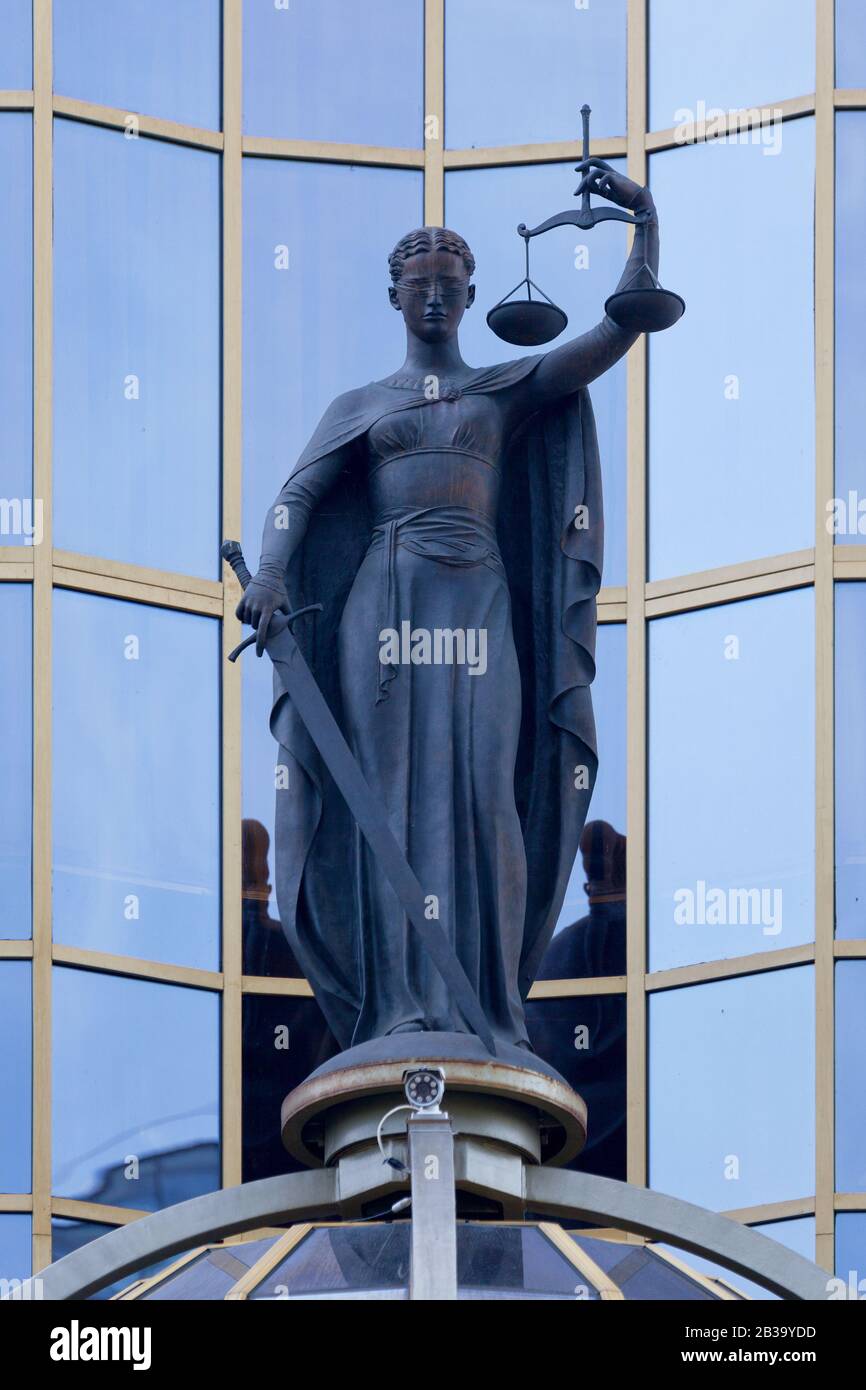 Irkutsk, Russland - 25. Juli 2018: Bronzestatue der Dame Justice auf dem Haupteingang des Schiedsgerichts des Ostsibirischen Distrikts. Stockfoto