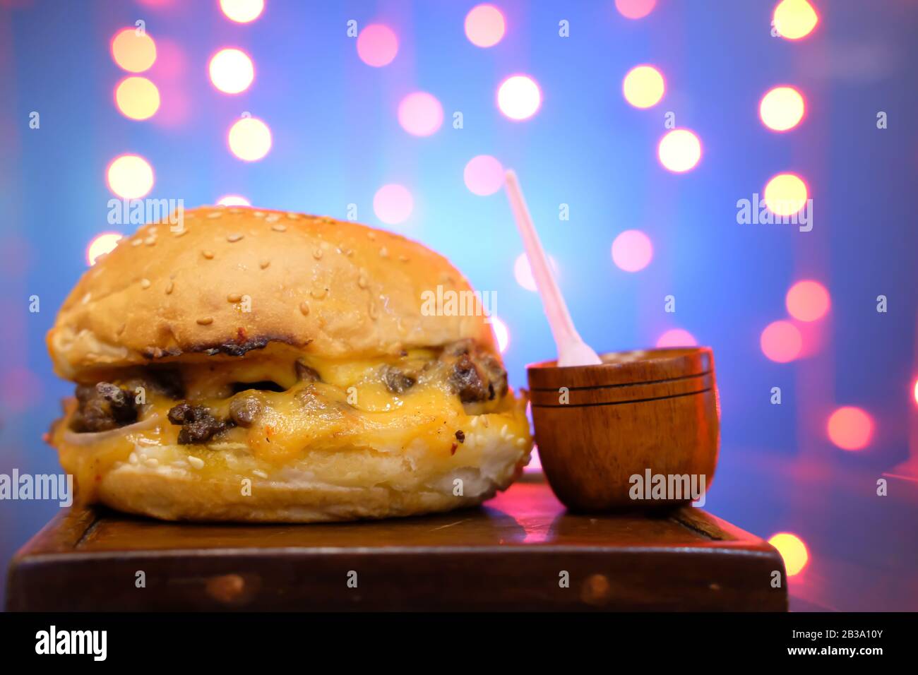 Nahaufnahme von Rinderburger auf Restauranttisch Stockfoto