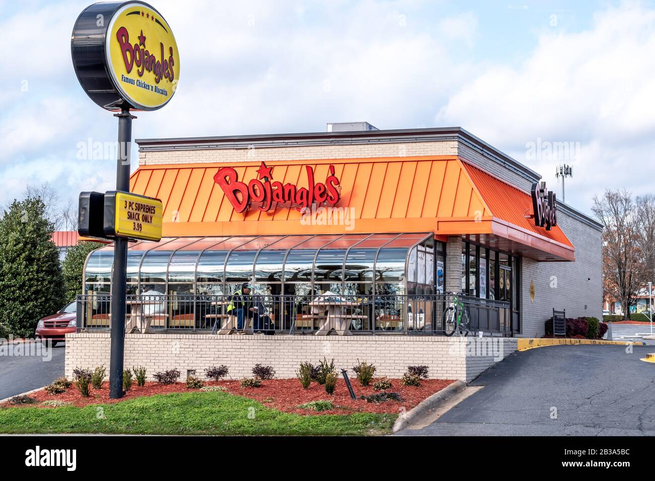 Charlotte, NC/USA - 1. Februar 2020: Mittlere Außenansicht des Restaurants "Bojangle's Famous Chicken & Biscuits" mit Marke/Logo auf Schild und Geschäft. Stockfoto