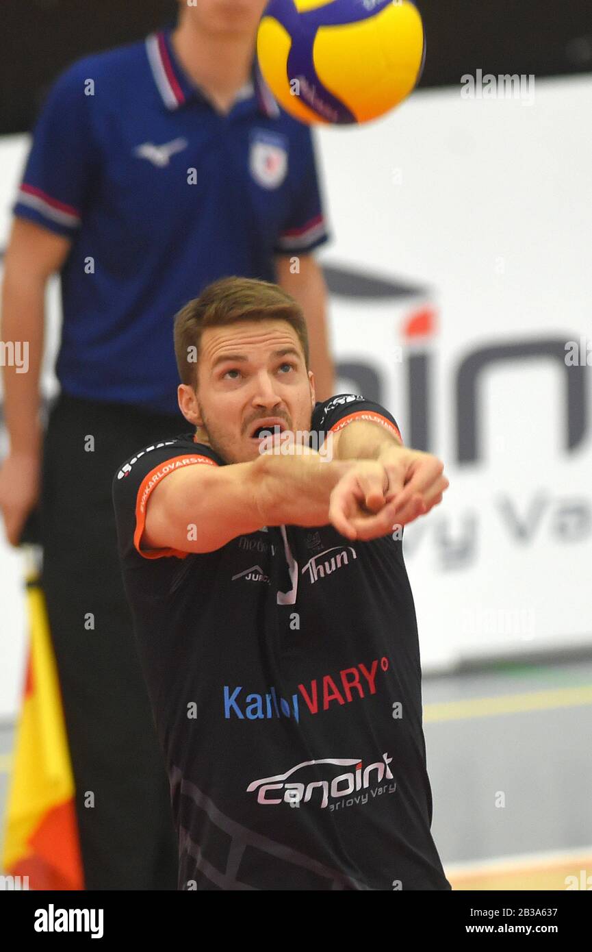 Karlsbad, Tschechien. März 2020. Daniel Pfeffer (Karlovarsko) im Einsatz während des Viertelfinal-Volleyball-Challenge-Cup-Spiels VK Karlovarsko (Tschechien) gegen Spor Toto Ankara (Türkei), gespielt am 4. März 2020 in Karlsbad, Tschechien. Gutschrift: Slavomir Kubes/CTK Photo/Alamy Live News Stockfoto