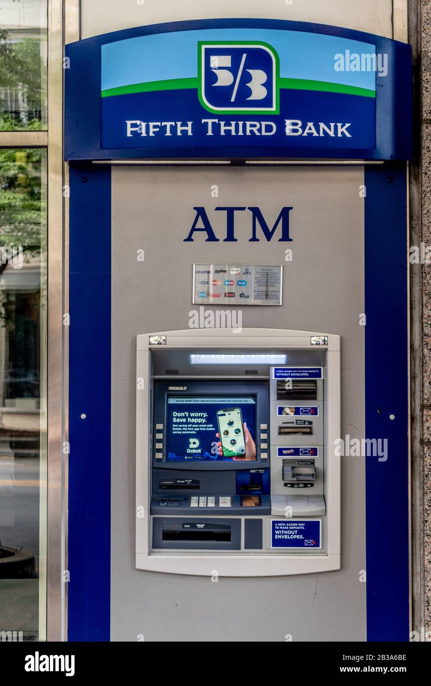 Charlotte, NC/USA - 26. Mai 2019: Mittelgroßer Außenschuss des Automated Teller Machine (ATM) der Fifth Third Bank mit Marke und Logo. Vertikaler Rahmen ohne Stockfoto Charlotte, NC/USA - 26. Mai 2019: Mittelgroßer Außenschuss des Automated Teller Machine (ATM) der Fifth Third Bank mit Marke und Logo. Vertikaler Rahmen ohne Stockfoto