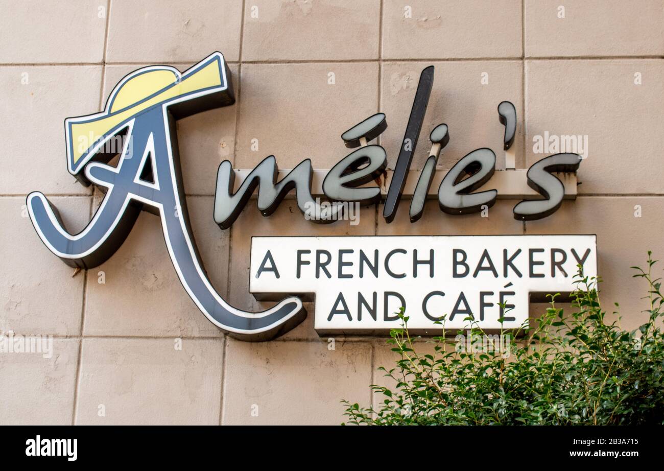 Charlotte, NC/USA - 26. Mai 2019: Mittelgroße Außenaufnahmen von Amelies französischer Bakery und Cafe Signage mit Marke/Logo, die auf der Außenseite des Gebäudes angebracht sind. Stockfoto