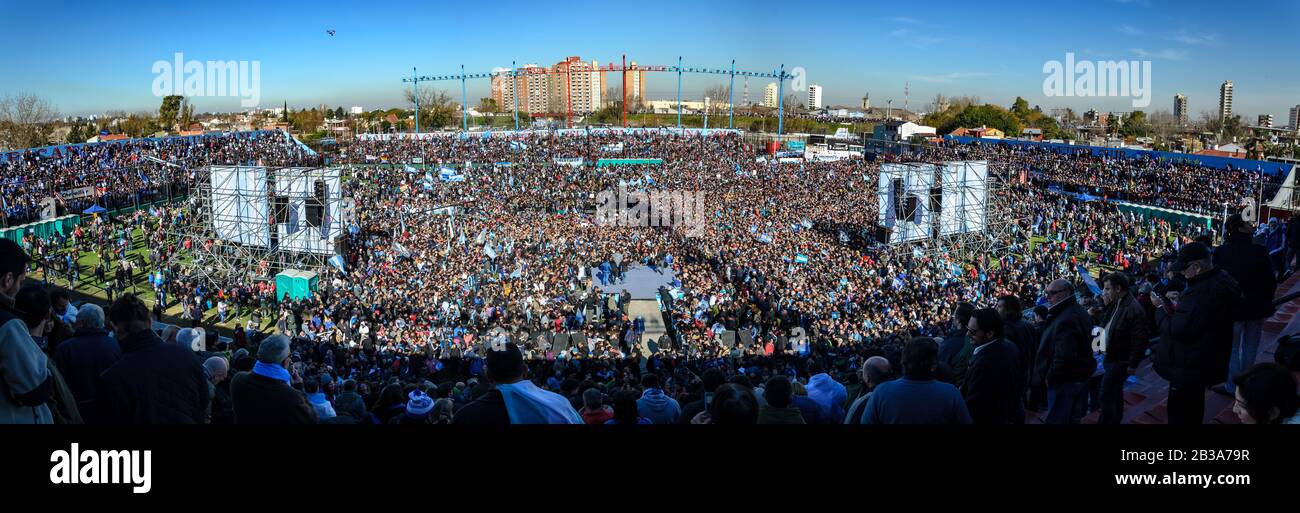 Sarandí, Buenos Aires, Argentinien - 23. Februar 2017: Volles Fotballstadion in politischer Handlung von Cristina Fernández de Kirchner Stockfoto