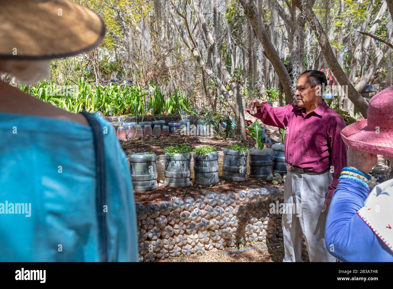 Yanhuitlan, Oaxaca, Mexiko - Julio Miguel Ramírez spricht mit den Besuchern über seine Arbeit, um die erodierte Landschaft um sein Haus wiederherzustellen. Er verwendet verschiedene Stockfoto