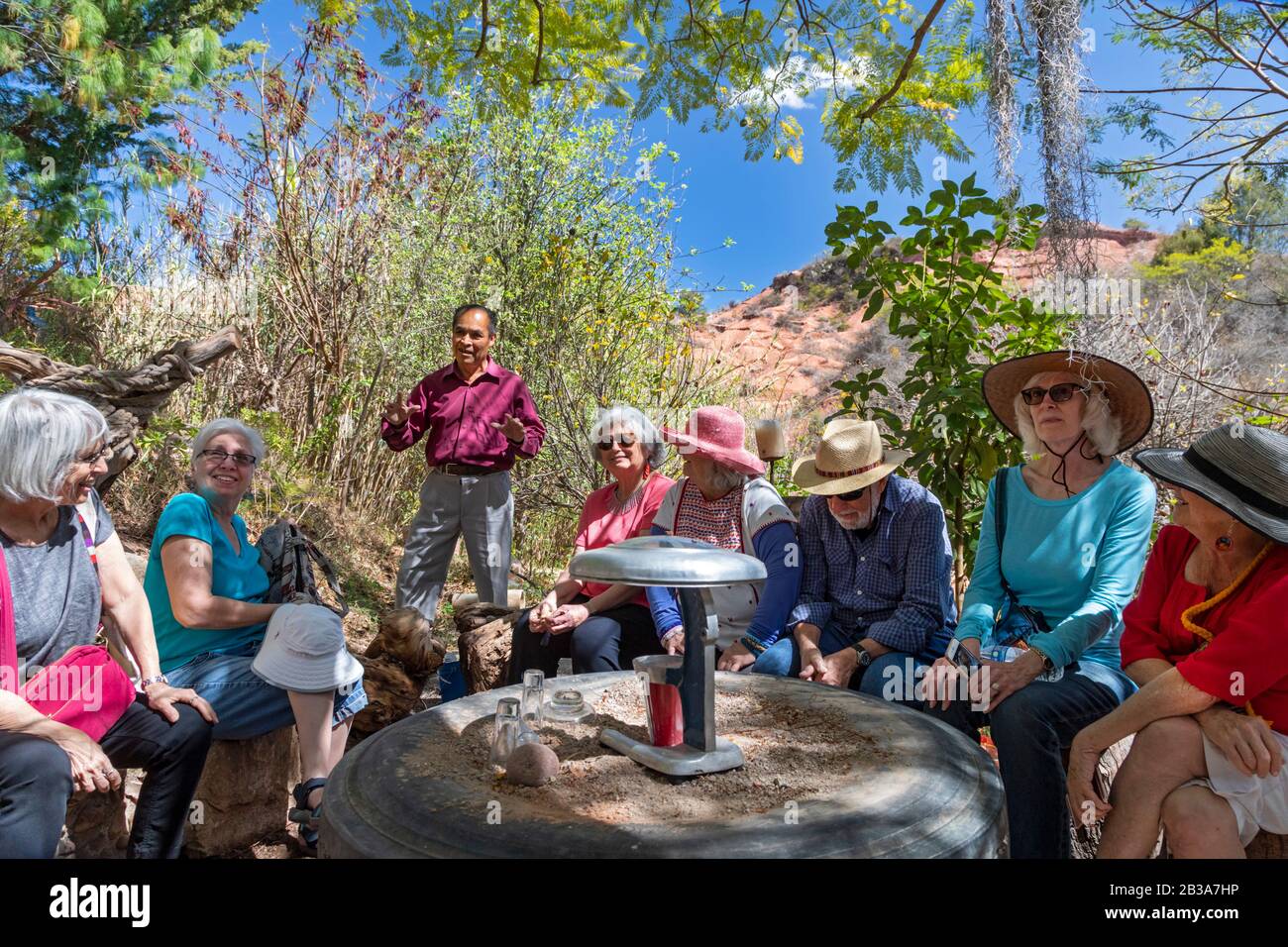 Yanhuitlan, Oaxaca, Mexiko - Julio Miguel Ramírez spricht mit den Besuchern über seine Arbeit, um die erodierte Landschaft um sein Haus wiederherzustellen. Er verwendet verschiedene Stockfoto