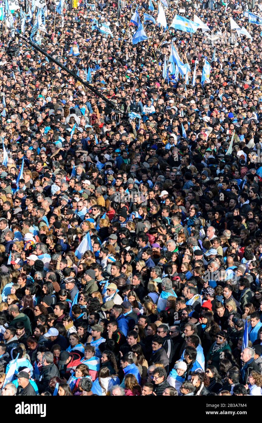 Sarandí, Buenos Aires, Argentinien - 23. Februar 2017: Volles Fotballstadion in politischer Handlung von Cristina Fernández de Kirchner Stockfoto