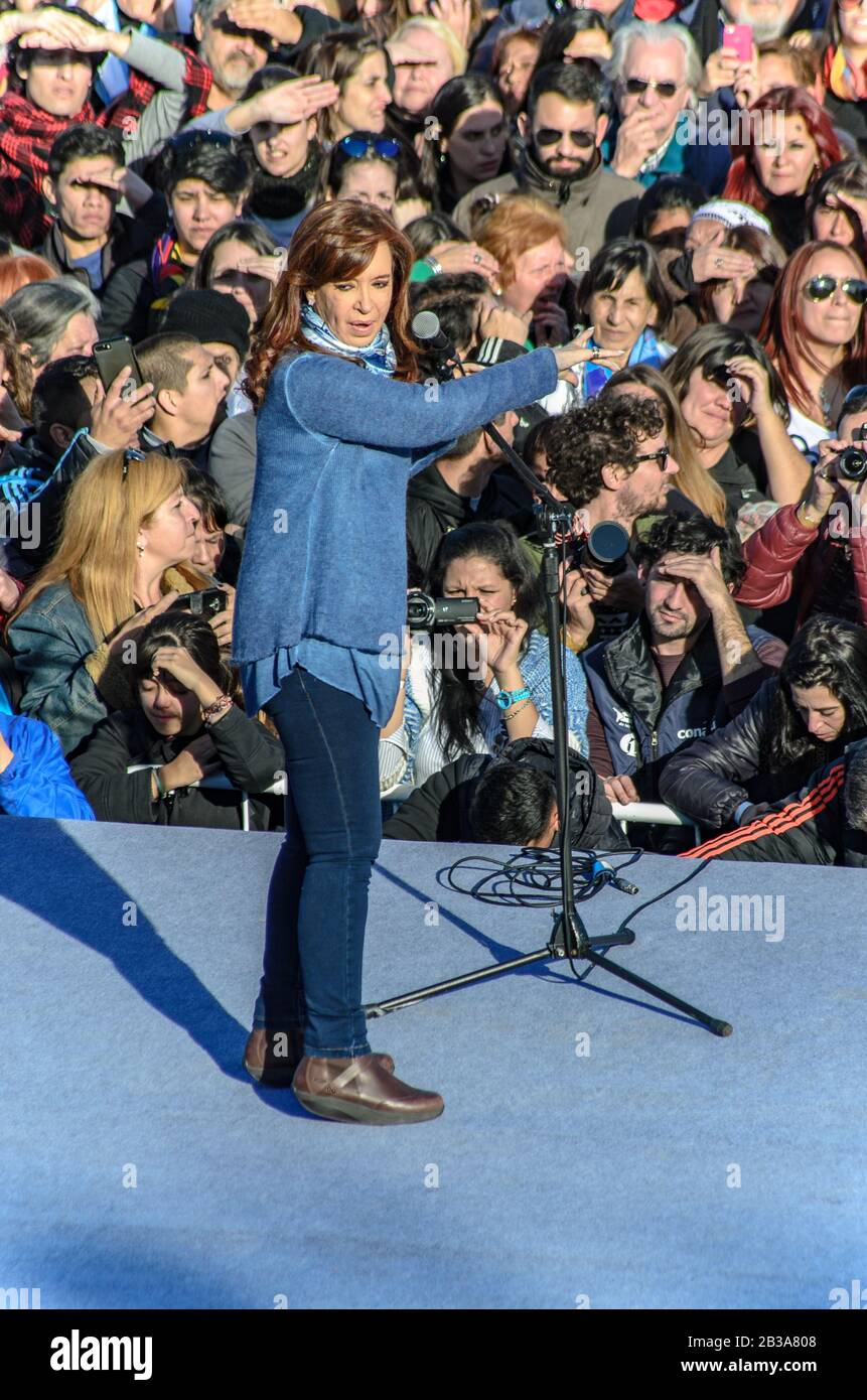 Sarandí, Buenos Aires, Argentinien - 23. Februar 2017: Cristina Fernández de Kirchner bei einer politischen Veranstaltung auf dem Fußballplatz Arsenal Stockfoto