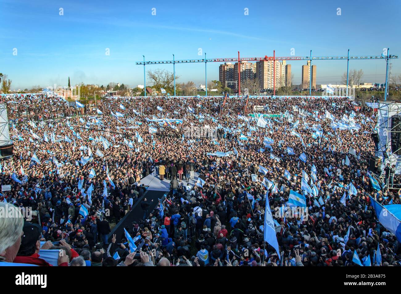 Sarandí, Buenos Aires, Argentinien - 23. Februar 2017: Volles Fotballstadion in politischer Handlung von Cristina Fernández de Kirchner Stockfoto