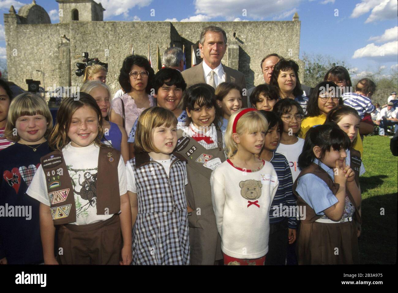 Goliad, Texas USA, 2 1998. März: Der Gouverneur von Texas, George W. Bush, posiert mit Grundschulkindern, während sie den Texas Independence Day im Presidio la Bahia ©Bob Daemmrich feiern Stockfoto