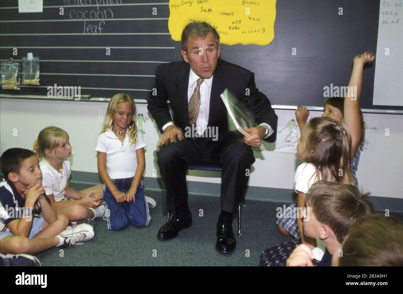 Temple, Texas USA, 1999. Juni: Der Gouverneur von Texas, George W. Bush, bereitet sich darauf vor, den Schülern in einem Klassenzimmer der zweiten Klasse ein Buch zu lesen. ©Bob Daemmrich Stockfoto