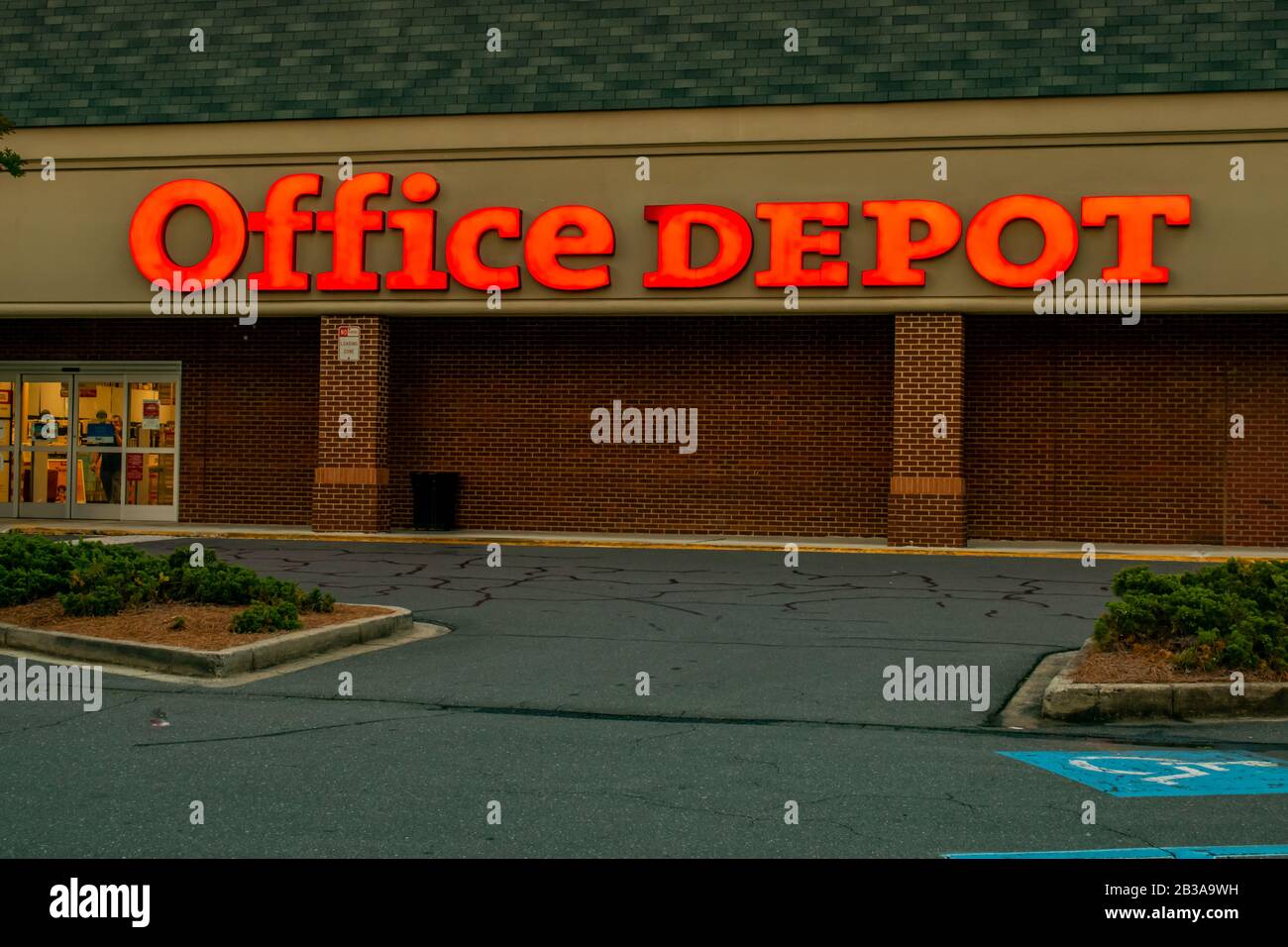 Charlotte, NC/USA - 10. Mai 2019: Mittlere horizontale Aufnahme von "Office Depot" beleuchtete Markenbriefen an der Fassade des Gebäudes kurz nach Sonnenuntergang. Stockfoto