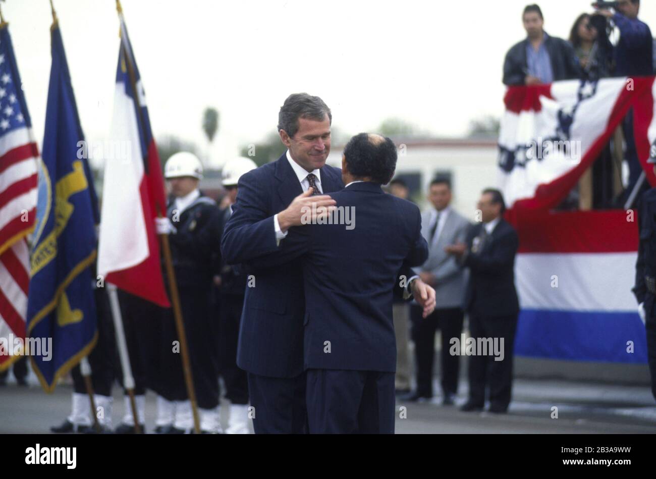 Laredo Texas USA, 1995. Februar: Der Gouverneur von Texas, George W. Bush, trifft den mexikanischen Gouverneur des Bundesstaates Tamaluipas auf der Internationalen Brücke zwischen Nuevo Laredo, Mexiko und Laredo, Texas. ©Bob Daemmrich Stockfoto