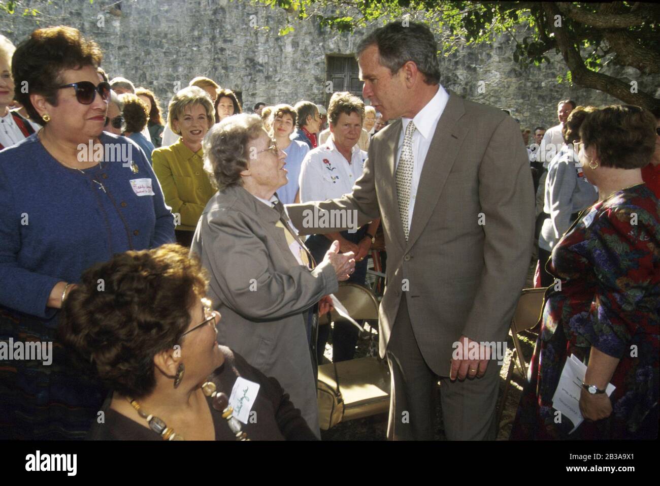 Goliad, Texas, USA, 2. März 1998: Der Gouverneur von Texas, George W. Bush, begrüßt die Teilnehmer bei einer Zeremonie im Presidio la Bahia am Texas Independence Day. ©Bob Daemmrich Stockfoto