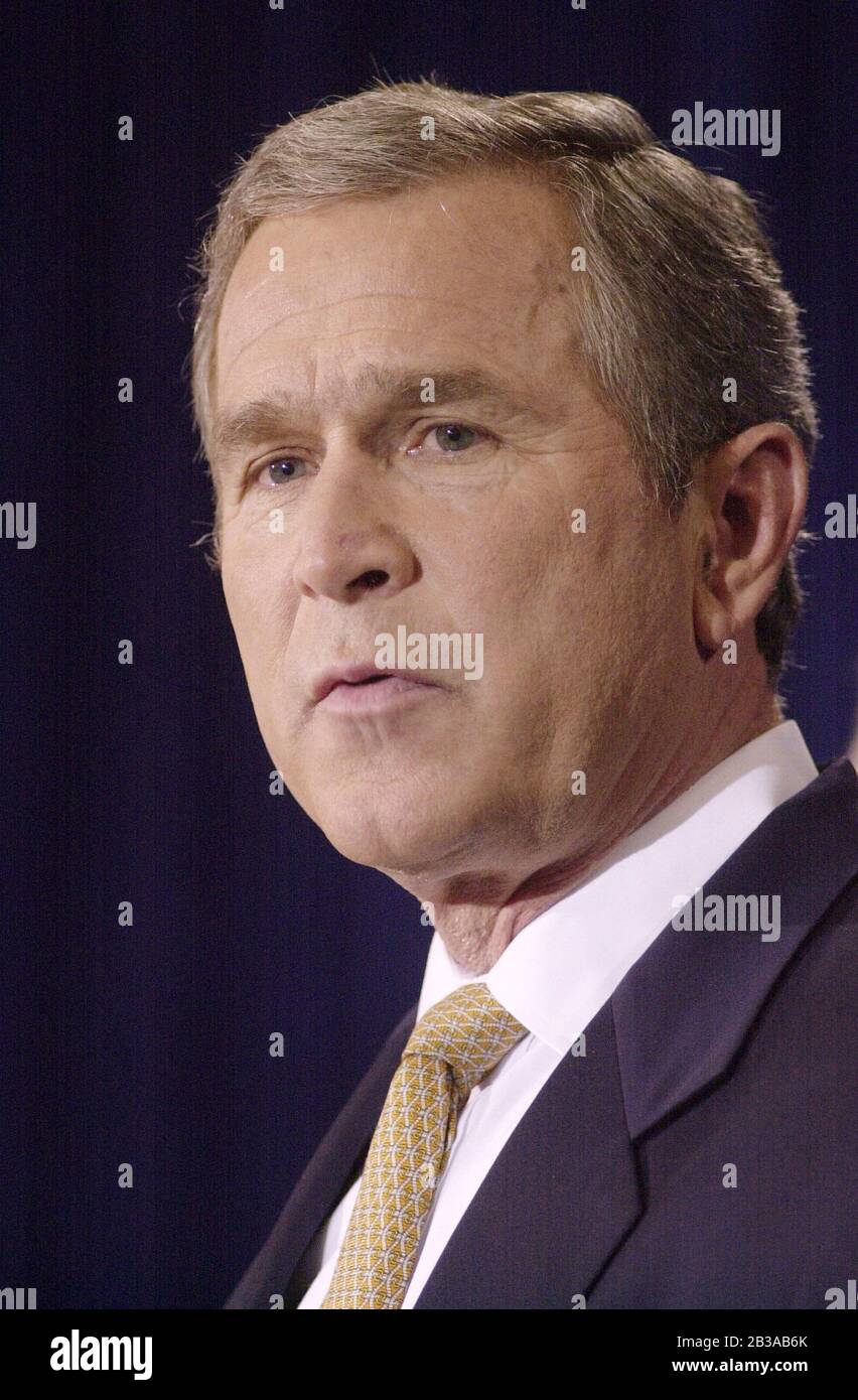 Austin, Texas, USA, 20 DEC 2000: Der designierte Präsident George W. Bush gibt seine Ernennung von Paul H. O'Neill zum Finanzminister in einer Bush-Regierung bekannt. O'Neill sagte, dass er eng mit dem Vorsitzenden der Federal Reserve, Alan Greenspan, zusammenarbeiten werde, um eine wirtschaftliche Rezession im Jahr 2001 zu vermeiden. ©Bob Daemmrich Stockfoto