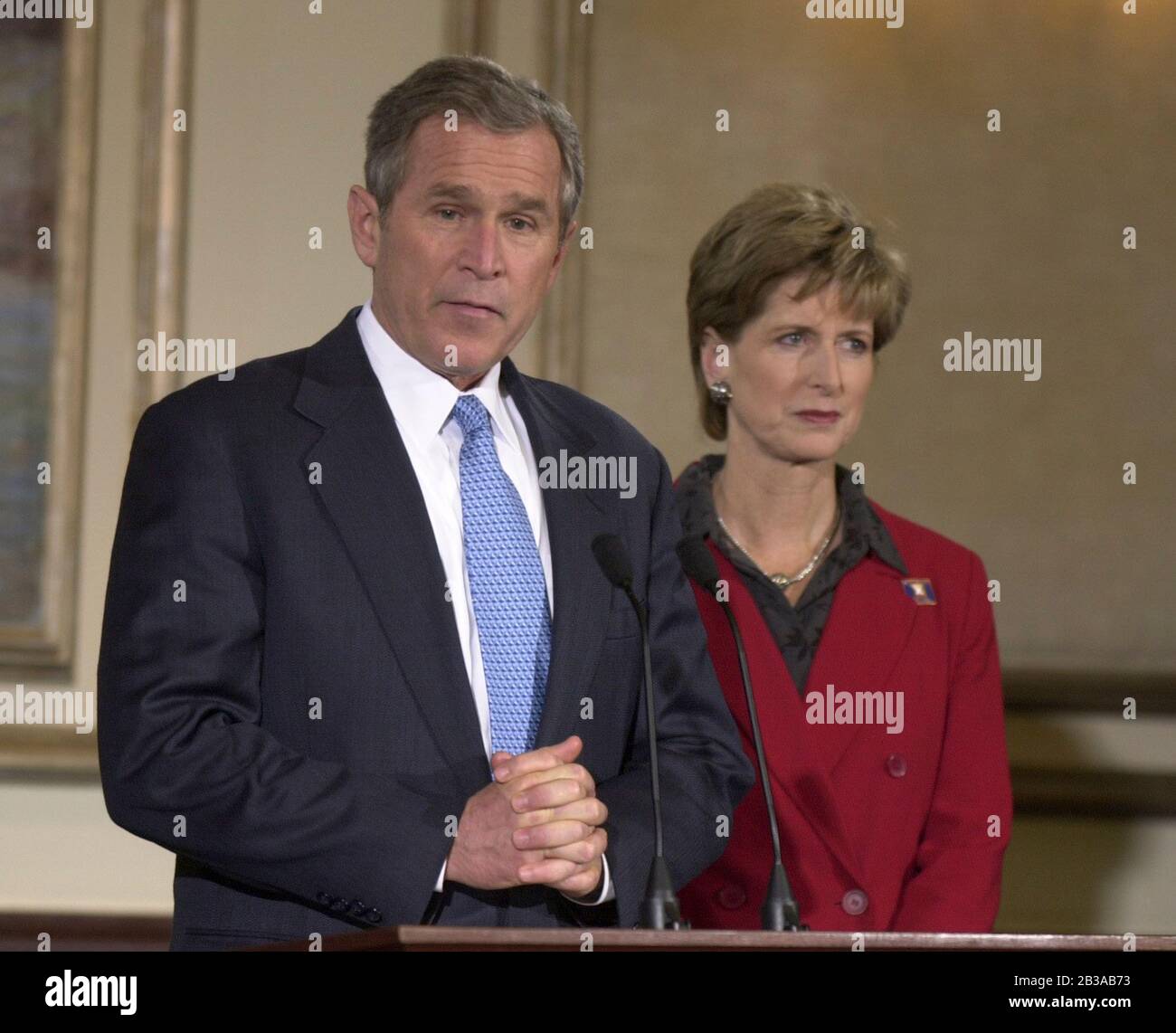 Austin, Texas, USA, 22 DEC 2000: Der designierte US-Präsident George W. Bush gibt die Ernennung der Gouverneurin von New Jersey, Christine Todd Whitman, als seine Nominierte zum Leiter der Umweltschutzbehörde in seiner neuen Regierung bekannt. ©Bob Daemmrich Stockfoto