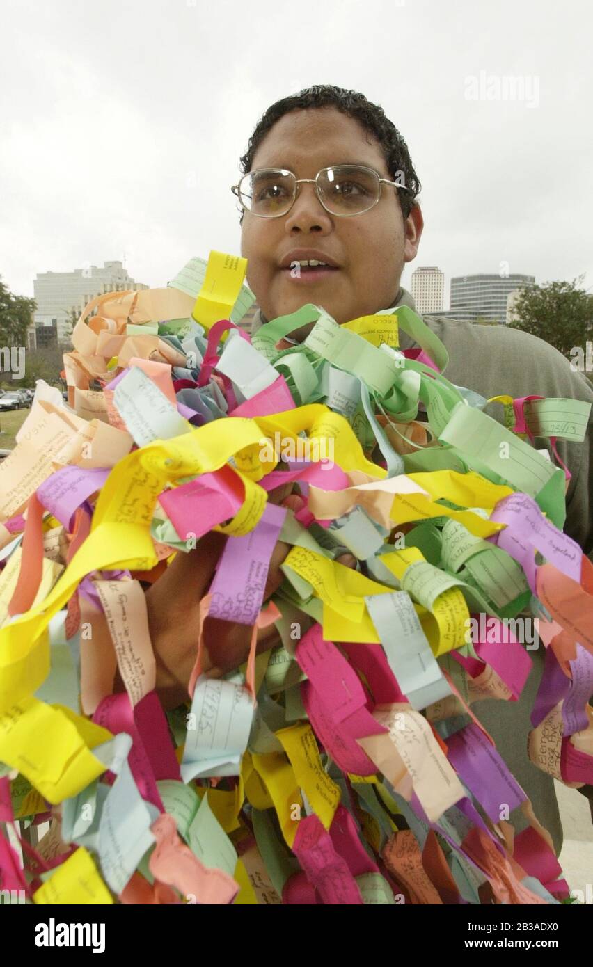 Austin, Texas, USA, 08. FEBRUAR 2001: Mitteltexas High School-Studenten versammeln sich am Donnerstag vor dem Texas Capitol zu einer „Up in Smoke“-Kundgebung, in der sie den Gesetzgeber dazu aufrufen, mehr Geld für die Abfindung von Tabak zu fordern, das für Programme zur Rauchprävention vorgesehen ist. Die Studenten prangern auch die Marketingbemühungen der Tabakunternehmen an, die darauf abzielen, Jugendliche vom Rauchen abhängig zu machen. Richard Benavides von Mathis (TX) High liefert Petitionen in Form einer Papierkette. ©Bob Daemmrich Stockfoto