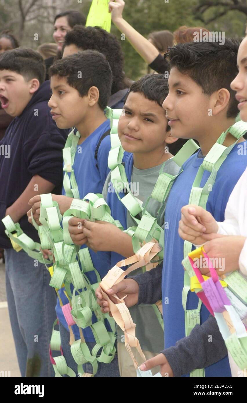 Austin, Texas, USA, 08. FEBRUAR 2001: Mitteltexas High School-Studenten versammeln sich am Donnerstag vor dem Texas Capitol zu einer „Up in Smoke“-Kundgebung, in der sie den Gesetzgeber dazu aufrufen, mehr Geld für die Abfindung von Tabak zu fordern, das für Programme zur Rauchprävention vorgesehen ist. Die Studenten prangern auch die Marketingbemühungen der Tabakunternehmen an, die darauf abzielen, Jugendliche vom Rauchen abhängig zu machen. ©Bob Daemmrich Stockfoto