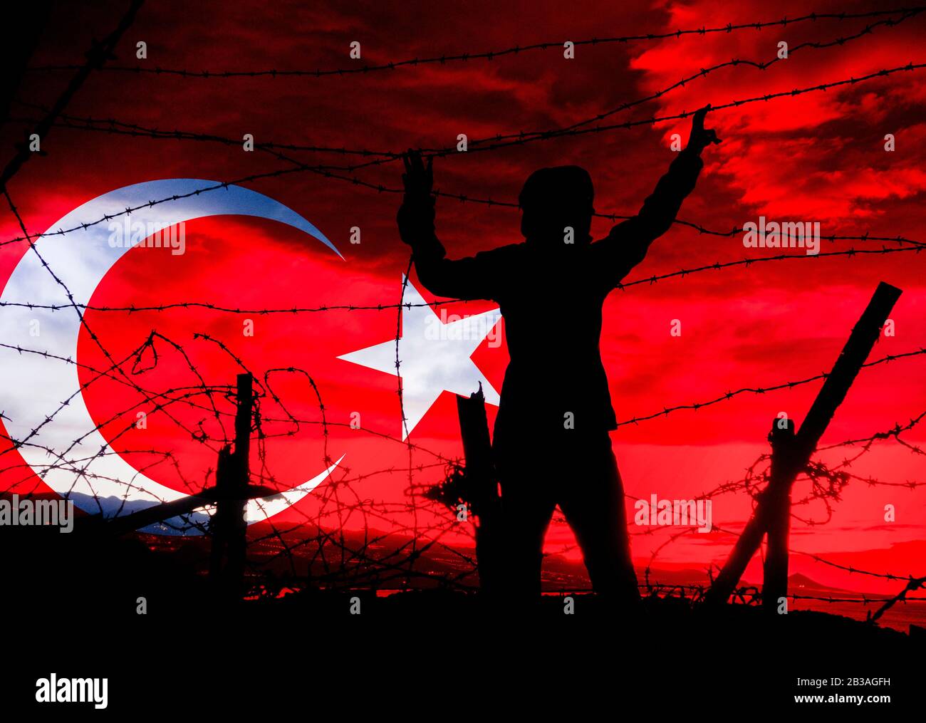 Slhouette der Frau, die durch den Stacheldrahtzaun blickt und die türkische Flagge überlagert. Asyl, Flüchtlinge, Türkei/Griechenland Anspannung..., Konzept Stockfoto