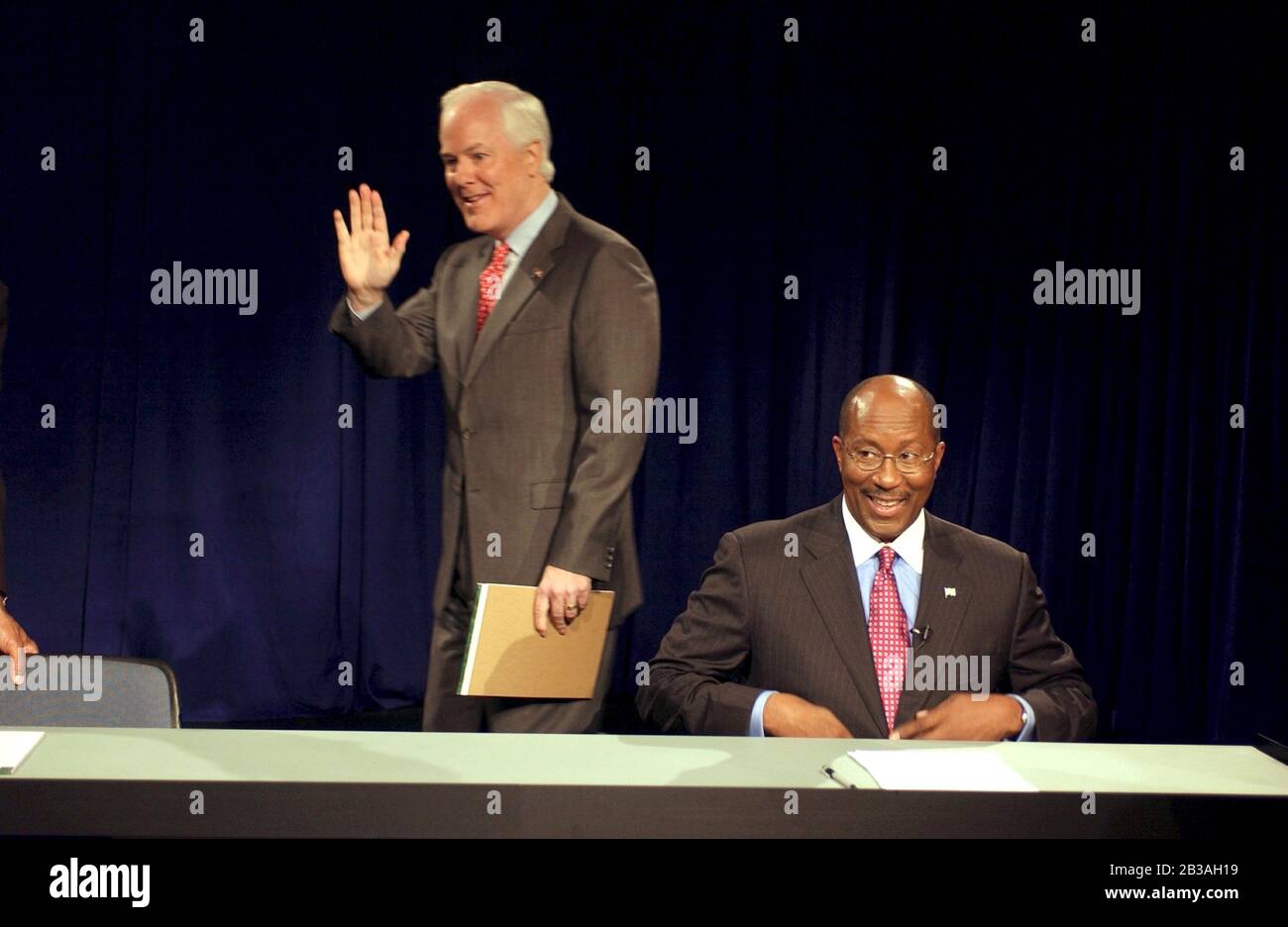 Dallas, Texas 23 Okt 2002: Die Kandidaten des US-Senats, John Cornyn (Republikaner), links, und der ehemalige Bürgermeister von Dallas, Ron Kirk (Demokrat), rechts, treffen sich in den Studios von KERA-TV in Dallas zu ihrer zweiten Fernsehdebatte des Monats in Texas. Wenn Kirk in den US-Senat gewählt wird, wäre er der erste afroamerikanische Senator aus dem Süden seit dem Umbau. Cornyn ist ein Freund und Unterstützer von Präsident Bush. ©Bob Daemmrich Stockfoto