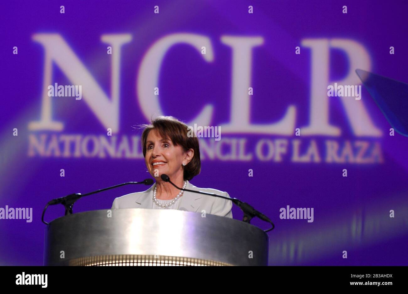 Austin, Texas 14 JULY 2003: Nancy Pelosi (D-California), die Minderheitsführerin des US-Repräsentantenhauses, spricht beim jährlichen Kongress des National Council of La Raza im neuen Austin Convention Center vor der 2,000-Jährigen-Gruppe. Pelosi kritisierte die mangelnde Aufmerksamkeit der Bush-Regierung gegenüber Minderheitenfragen in den letzten drei Jahren. ©Bob Daemmrich Stockfoto