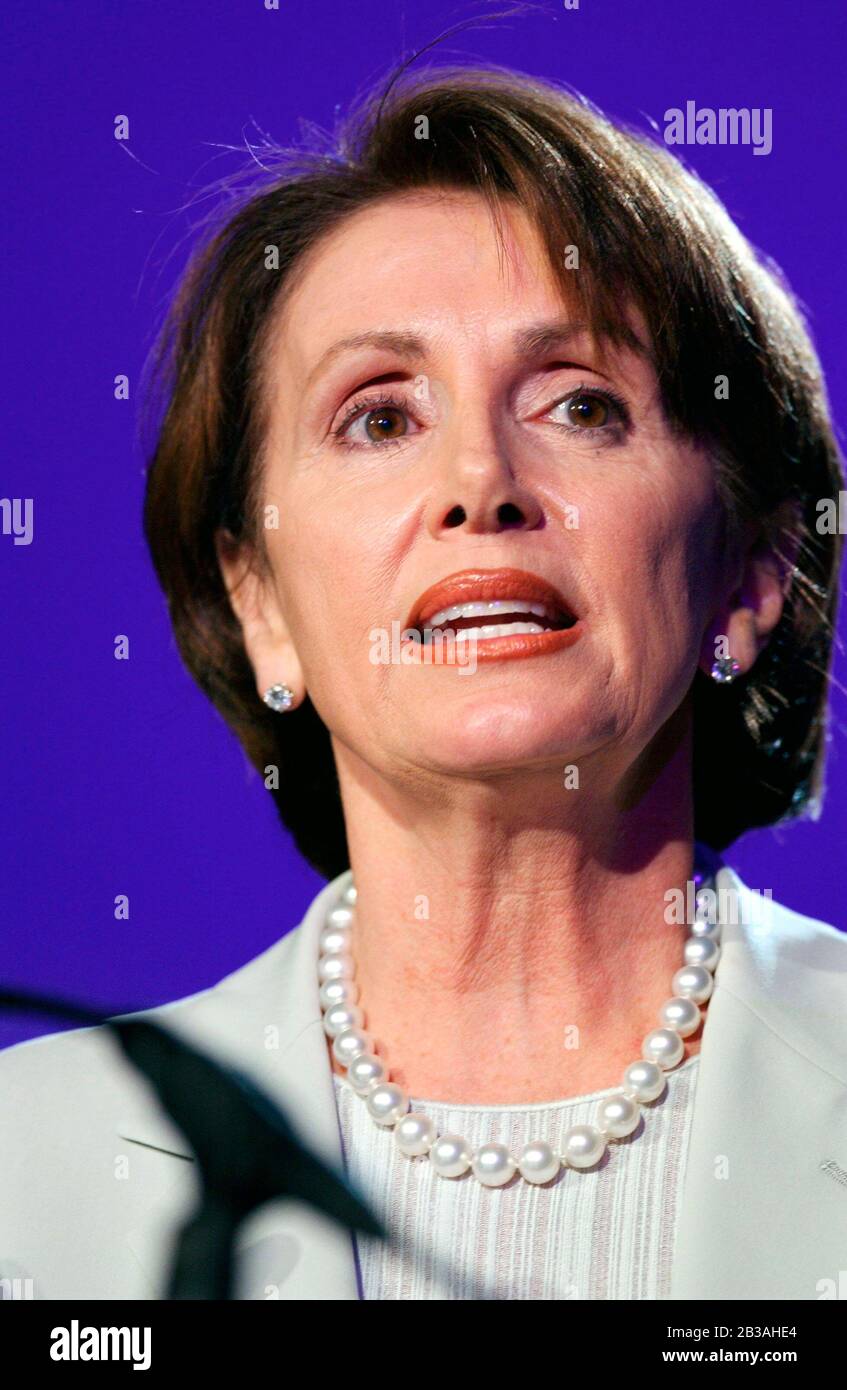 Austin, Texas 14 JULY 2003: Nancy Pelosi (D-California), die Minderheitsführerin des US-Repräsentantenhauses, spricht beim jährlichen Kongress des National Council of La Raza im neuen Austin Convention Center vor der 2,000-Jährigen-Gruppe. Pelosi kritisierte die mangelnde Aufmerksamkeit der Bush-Regierung gegenüber Minderheitenfragen in den letzten drei Jahren. ©Bob Daemmrich Stockfoto