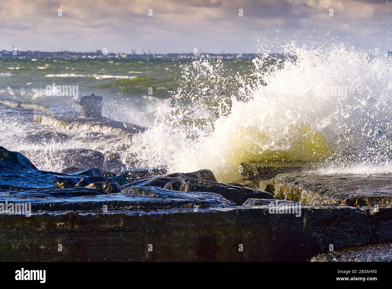 Sturm auf ostsee, große Wellen über Liegeplatz Stockfoto