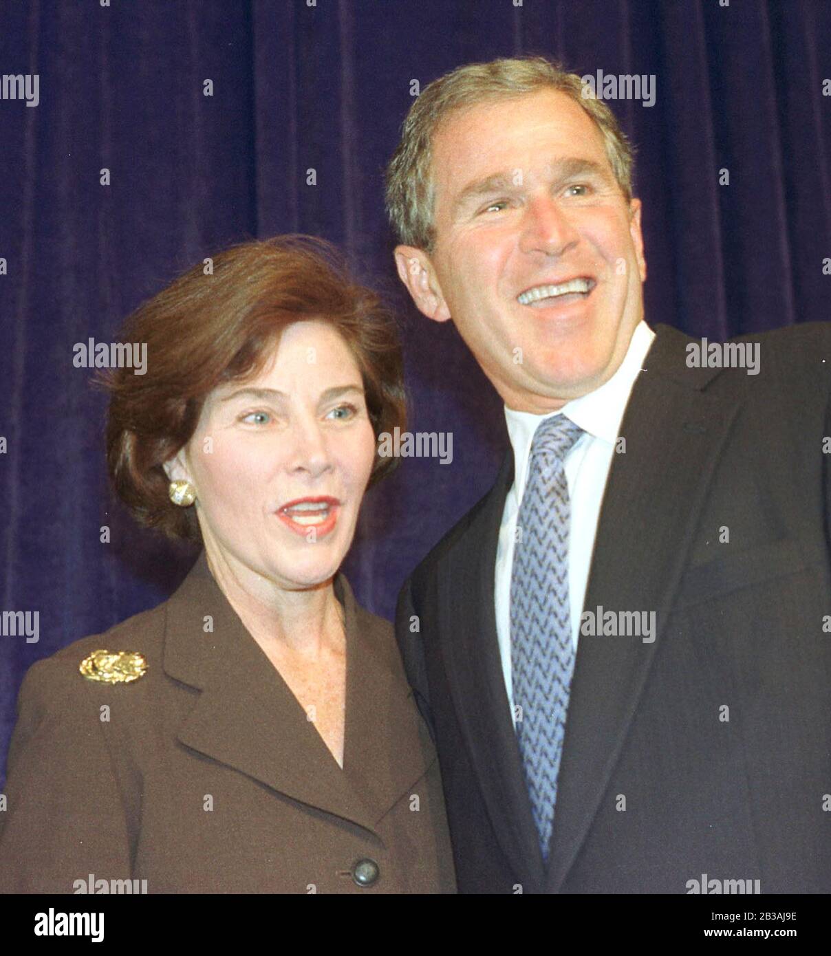 Austin, Texas USA, 04 NOV 1998: GEBURTSTAGSKIND: First Lady Laura Bush und Gouverneur George W. Bush lächeln Fotografen an, nachdem ein Reporter ihr am Mittwoch nach Bushs Wiederwahl zu einer zweiten Amtszeit als Gouverneurin von Texas "alles gute" zum Geburtstag wünschte. Frau Bush wurde heute 52 Jahre alt. ©Bob Daemmrich Stockfoto