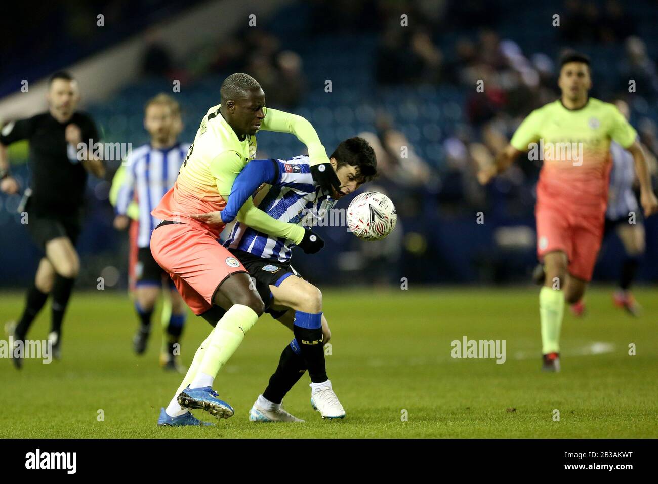 Sheffield, ENGLAND - DER 4. MÄRZ Benjamin Mendy von Manchester City kämpft am Mittwoch mit Fernando Forestieri von Sheffield während des 5. Straßenspiels des FA Cup zwischen Sheffield Wednesday und Manchester City in Hillsborough, Sheffield am Mittwoch, den 4. März 2020. (Credit: Mark Fletcher/MI News) Foto darf nur für redaktionelle Zwecke in Zeitungen und/oder Zeitschriften verwendet werden, Lizenz für kommerzielle Nutzung erforderlich Credit: MI News & Sport /Alamy Live News Stockfoto