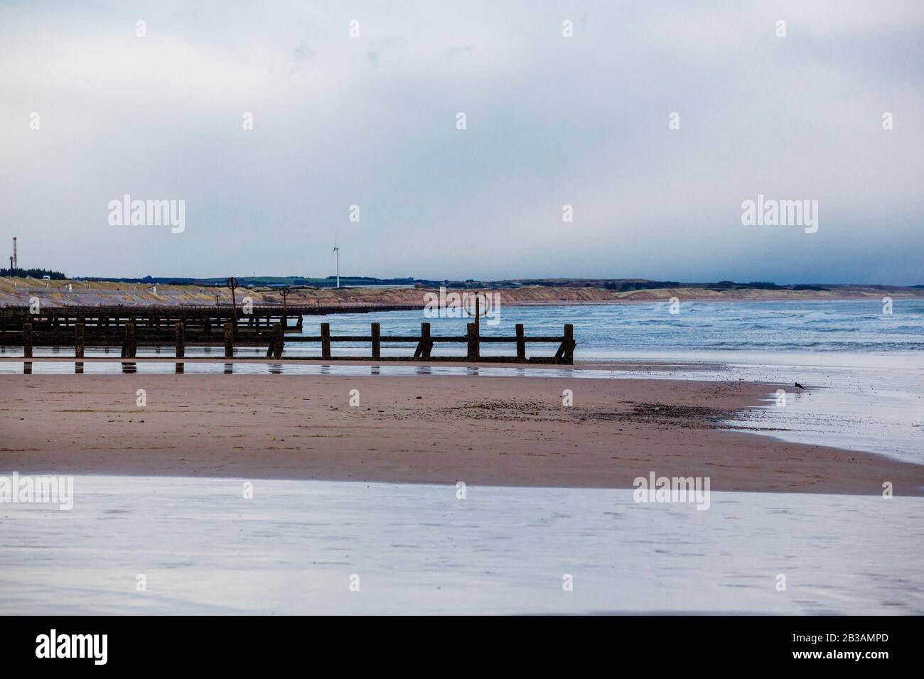 Blick auf den Aberdeen Beach im Winter, seinen goldenen Sand und seine lange geschwungene Länge zwischen dem Hafen und der Flussmünde des Don und seinen vielen Ozeangroynes Stockfoto