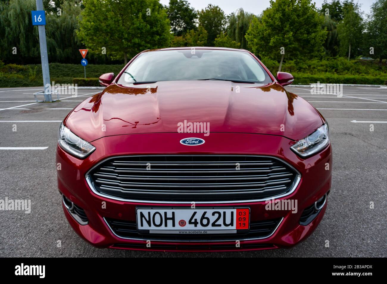 Cluj-Napoca, Cluj/Rumänien-08.19.2019-Ford Mondeo MK5 Titanium Trimm, in Ruby Red coloud, Sedan, Fotosession auf einem leeren Parkplatz. Isoliertes Auto, schön Stockfoto