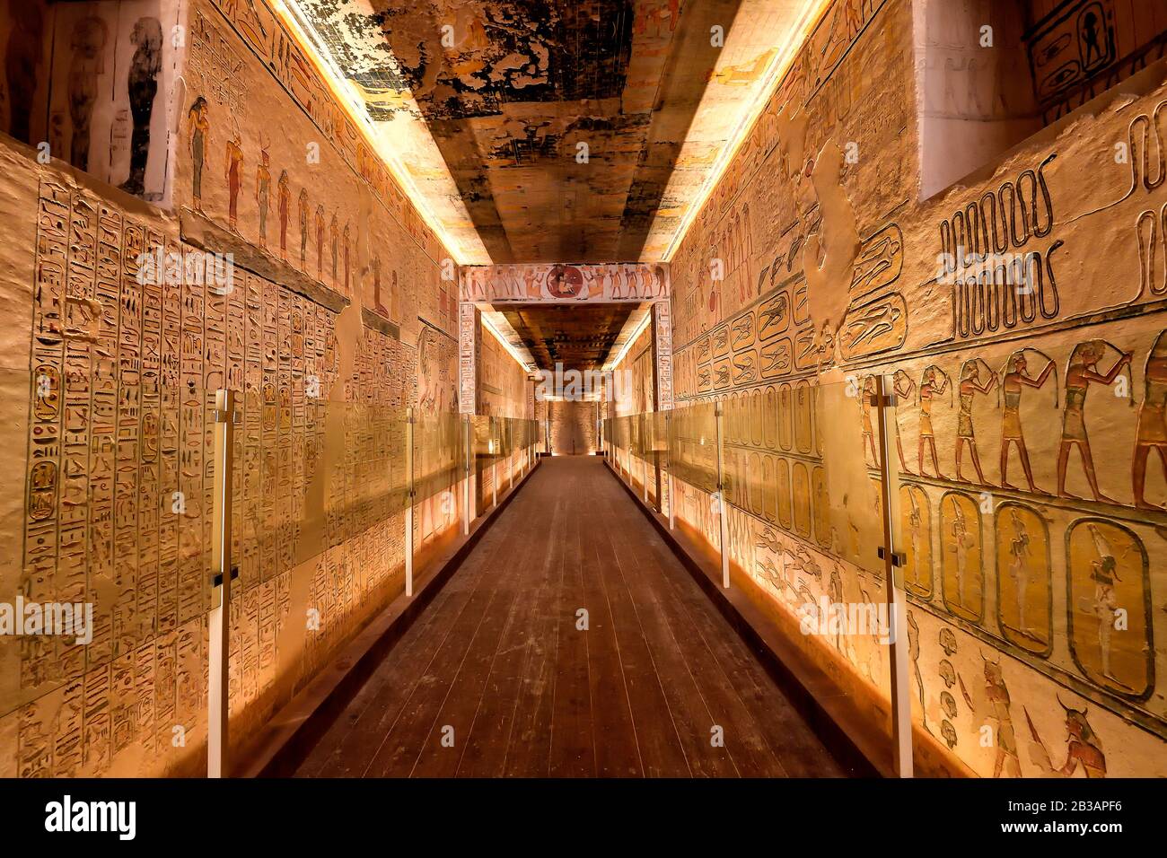 Langer Korridor im KV6-Grab, der zu einem säulengezogenen Saal führt. Der Lintel über dem Korridor zeigt Rameses IX. Begleitet von Isis und Nephthys. Stockfoto