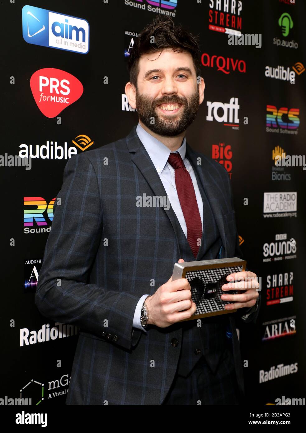 Myles Bonnar mit seinem Preis für Die Beste Berichterstattung über Nachrichten für A-Game Exposé von BBC The Social im Preisraum während Der Audio and Radio Industry Awards im Londoner Palladium, London. Stockfoto