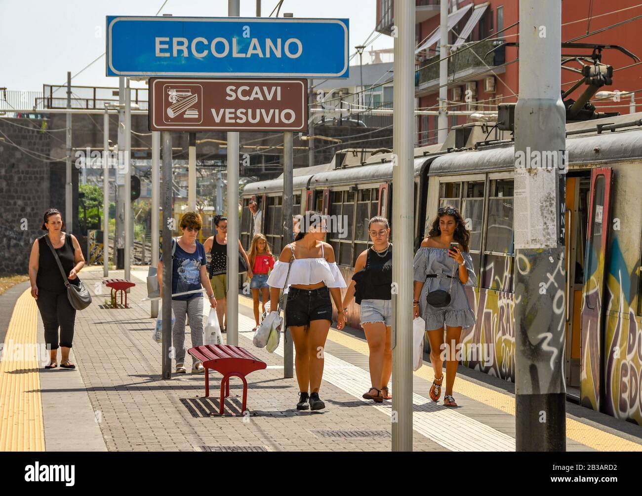 Ercolano, IN DER NÄHE VON NEAPEL, ITALIEN - AUGUST 2019: Menschen, die am Bahnhof Ercolano am Stadtrand von Neapel ankommen. Stockfoto