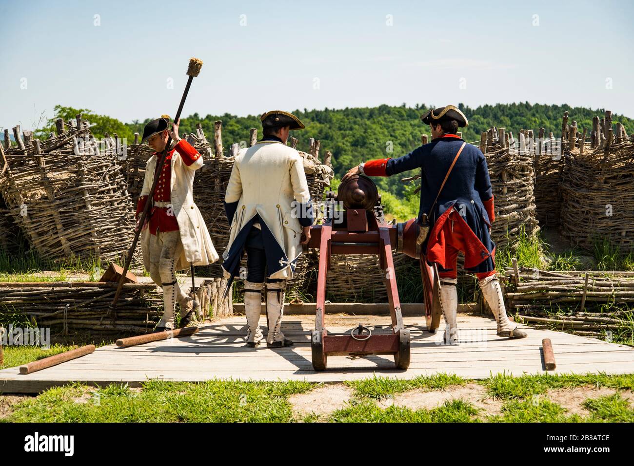 Fort TICONDEROGA, STAAT NEW YORK - 23. JUNI 2019: Junge Männer als Soldaten verkleidet, die demonstrieren, wie Waffen bei der Bekämpfung der Kriege eingesetzt wurden, die Ame prägten Stockfoto