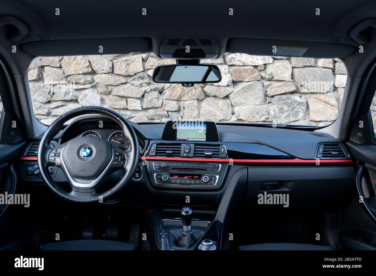 Cluj-Napoca, Cluj, Rumänien-07.28.2019-Sportlicher Innenraum mit roten Akzenten einer BMW 3er Serie, M Performance, Limousine, sehr gepflegt, Baujahr 2012 Stockfoto