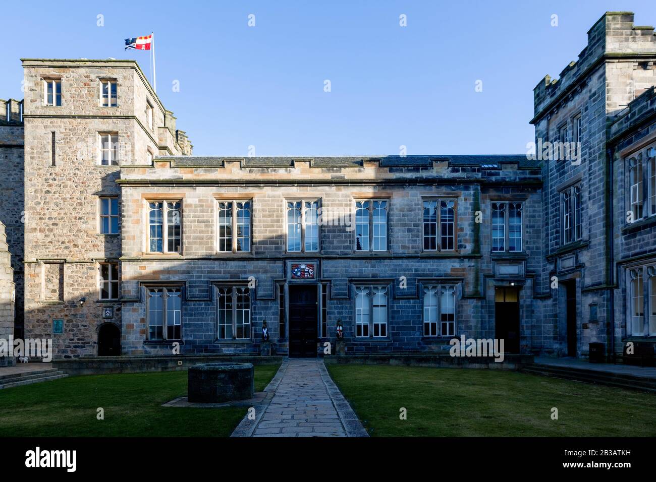 King's College, Gebäude der University of Aberdeen, Old Aberdeen, Aberdeen, Schottland mit schottischer Flagge und blauem Himmel Stockfoto