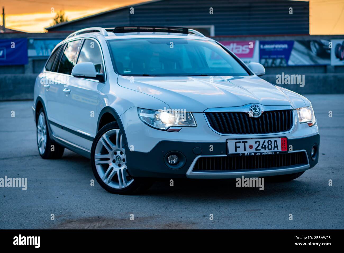 Cluj-Napoca, Cluj/Rumänien-09.04.2019-Skoda Superb Outdoor/Scout isoliert auf einem leeren Parkplatz, getönte Fenster, perlweiße Farbe, Leichtmetallfelgen Stockfoto