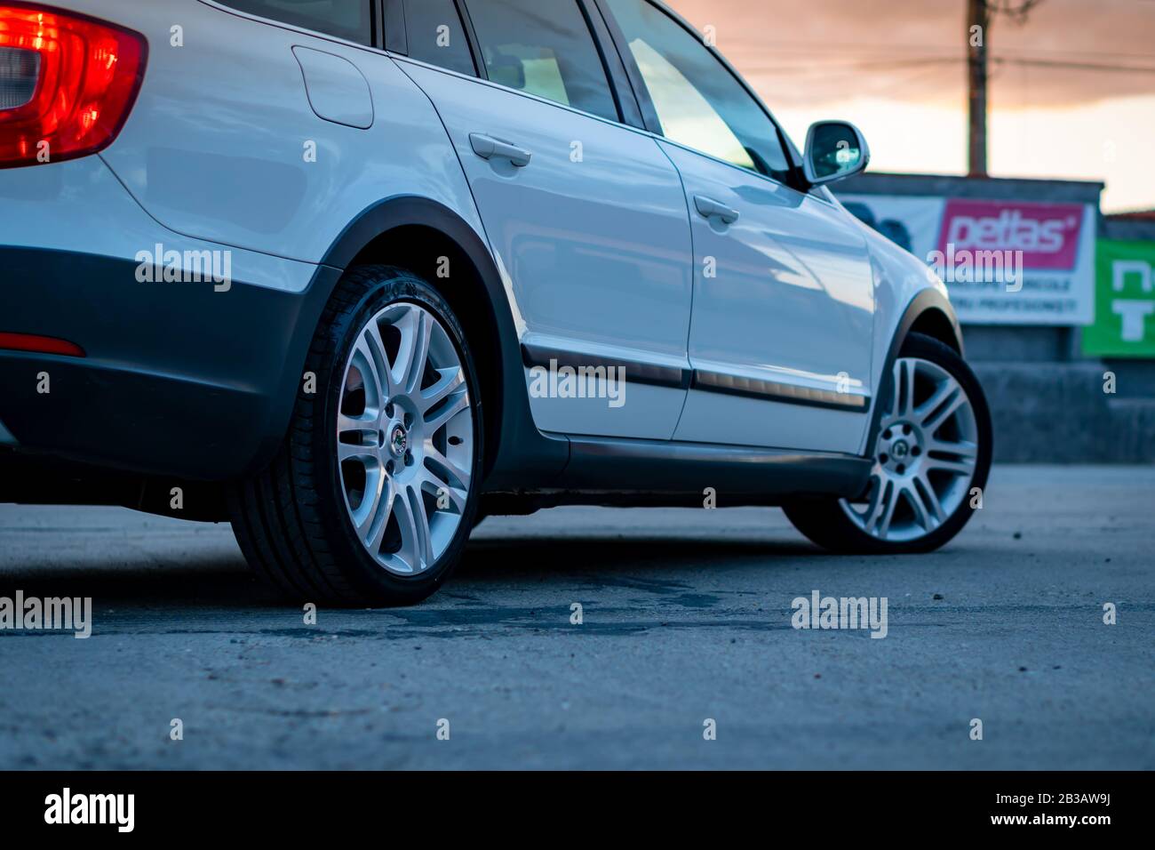 Cluj-Napoca, Cluj/Rumänien-09.04.2019-Skoda Superb Outdoor/Scout isoliert auf einem leeren Parkplatz, getönte Fenster, perlweiße Farbe, Leichtmetallfelgen Stockfoto