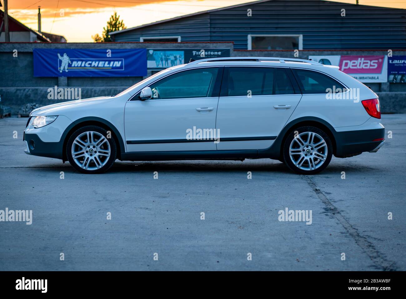 Cluj-Napoca, Cluj/Rumänien-09.04.2019-Skoda Superb Outdoor/Scout isoliert auf einem leeren Parkplatz, getönte Fenster, perlweiße Farbe, Leichtmetallfelgen Stockfoto
