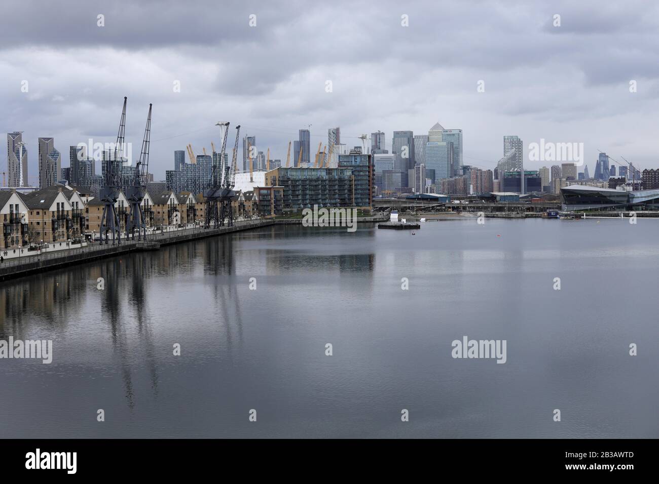 London, Großbritannien. März 2020. Canary Wharf Financial District und die City of London sind vom Royal Victoria Dock in London, Großbritannien, am 4. März 2020 aus zu sehen. Die Auswirkungen von Coronavirus auf die britische Wirtschaft könnten "sich als groß erweisen, werden aber letztendlich vorübergehend sein", sagte Mark Carney, Gouverneur der Bank of England (BoE) am Dienstag. Kredit: Tim Ireland/Xinhua/Alamy Live News Stockfoto