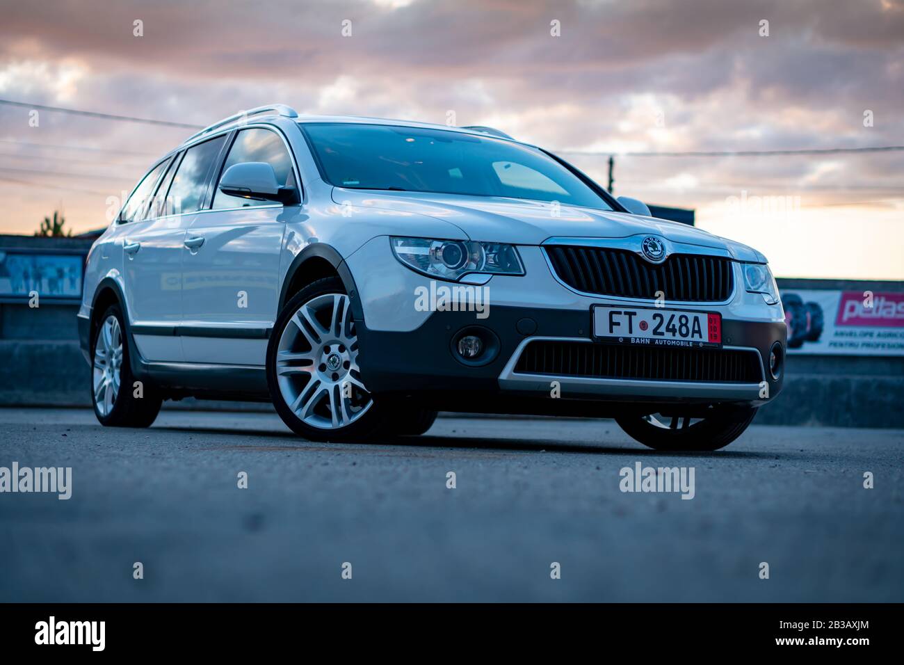 Cluj-Napoca, Cluj/Rumänien-09.04.2019-Skoda Superb Outdoor/Scout isoliert auf einem leeren Parkplatz, getönte Fenster, perlweiße Farbe, Leichtmetallfelgen Stockfoto