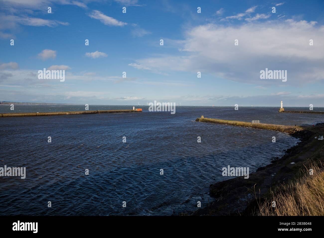 Mehrere Fotos von Aberdeen South Breakwater, Girdleness Lighthouse, Greyhope Bay und Aberdeen Harbour, große Wellen brechen und Schiff verlassen den Hafen. Stockfoto